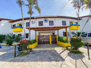 Apê no pavimento superior com 3 quartos sendo 1 suíte, condomínio com piscina, área gourmet localizado a poucos metros da praia de Taperapuã